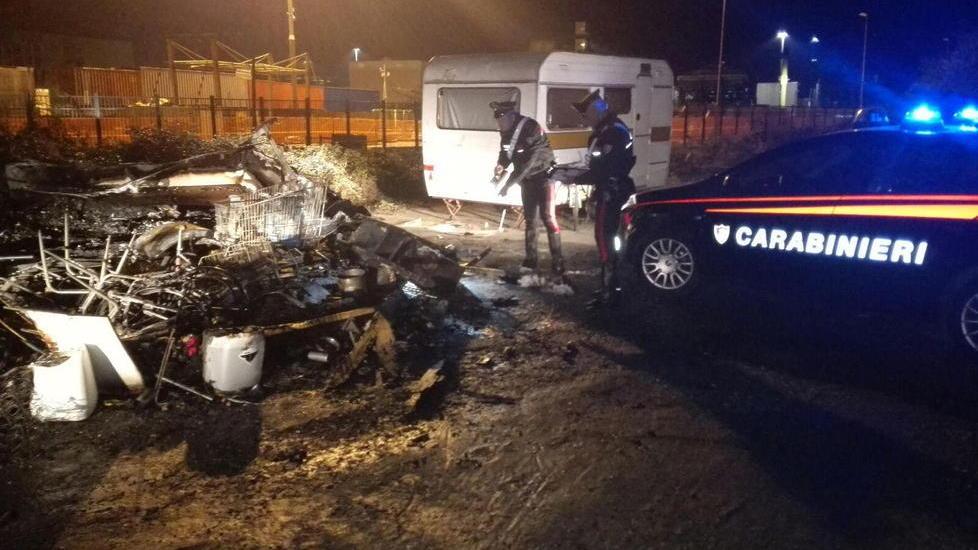 Roulotte a fuoco, paura in viale delle Pinete