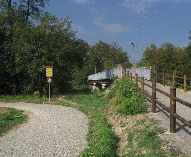 Travolge un ciclista e poi fugge 
