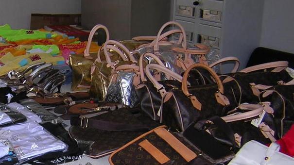 Sorpresi a vendere merce contraffatta e con la patente falsa