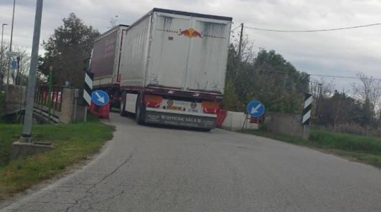 Provinciale chiusa Traffico pesante in centro al paese 