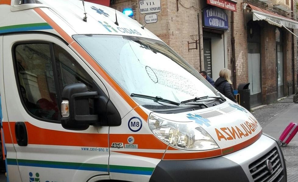 Cade inciampando in un tombino