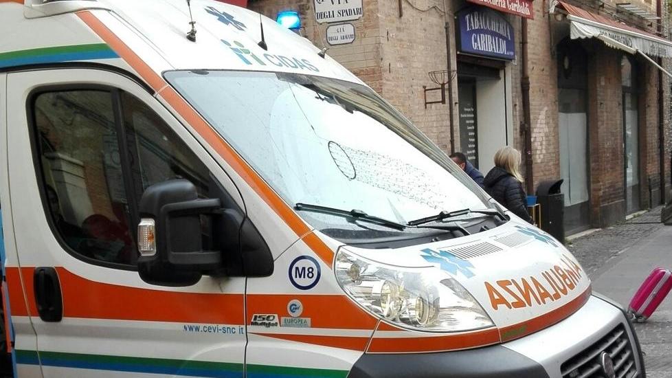 Cade inciampando in un tombino