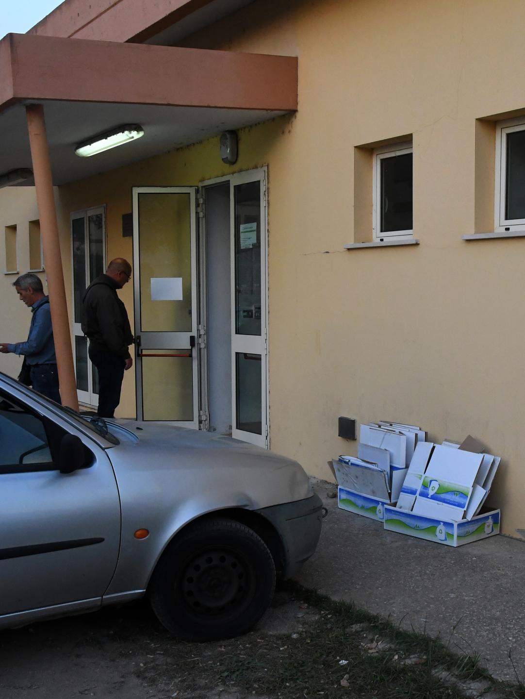 Rifiuti, tensioni e proteste alla consegna delle buste