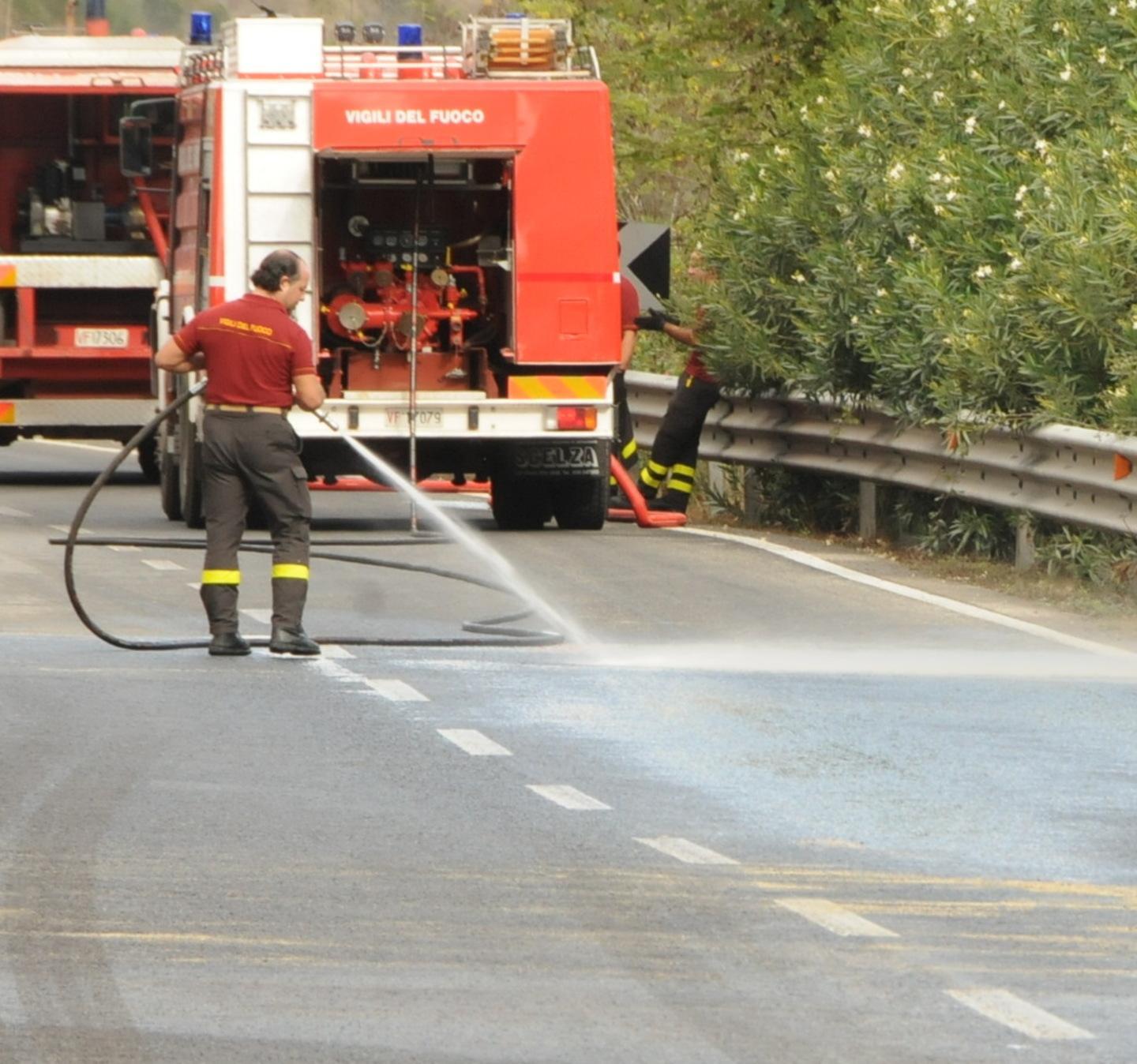 Perdita di olio da una ruspa, disagi al traffico sulla Sp 57