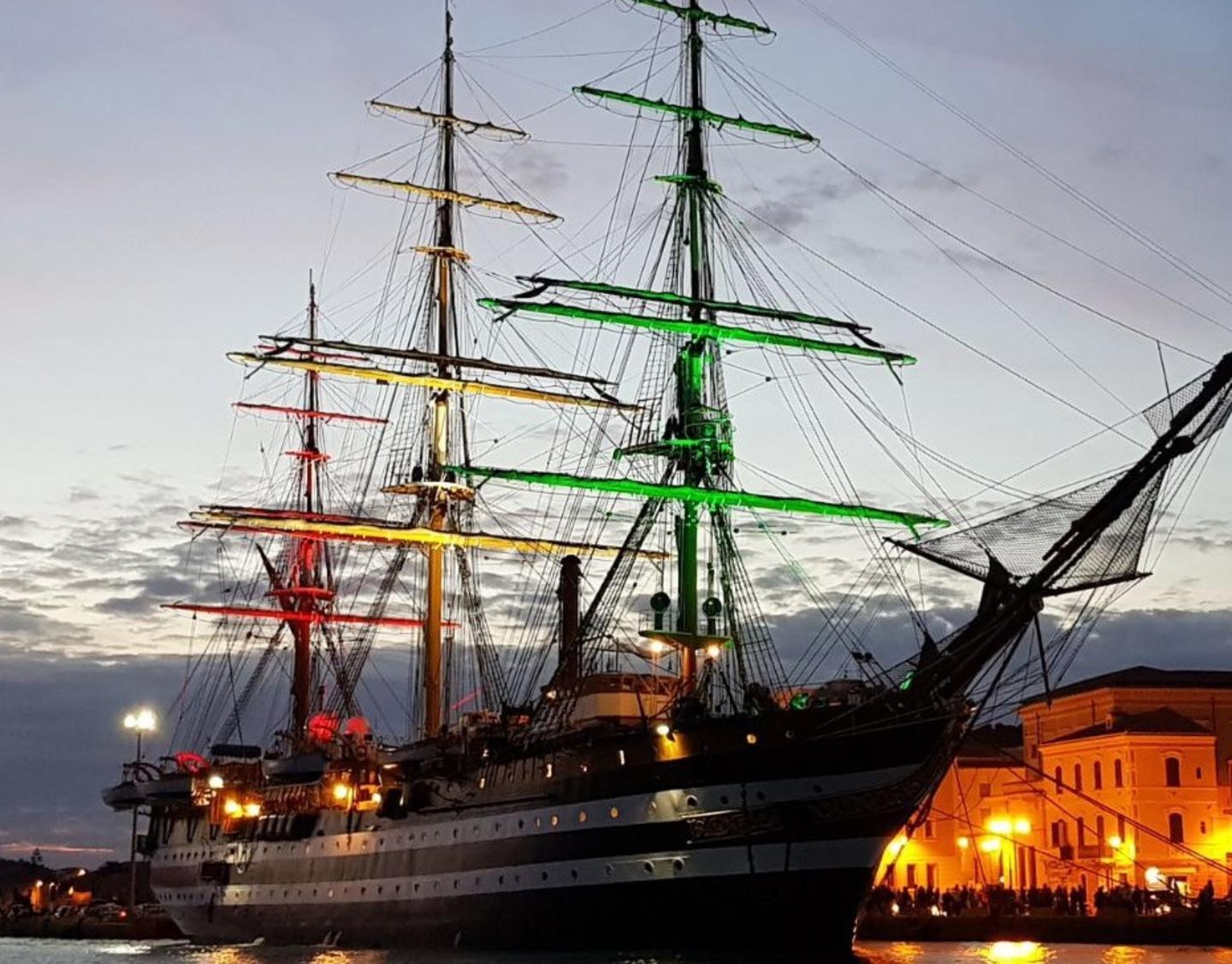 Il Vespucci come una star in fila per salire a bordo 