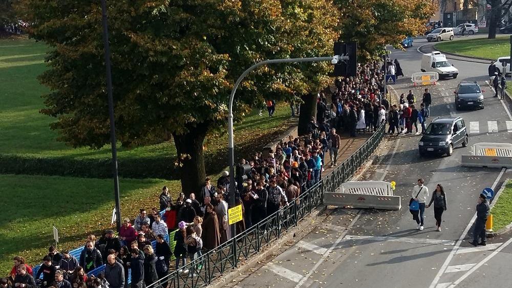 La coda all'ingresso di Porta Elisa