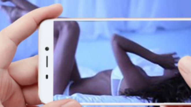 Fa sesso in chat con uno sconosciuto, poi il ricatto a luci rosse