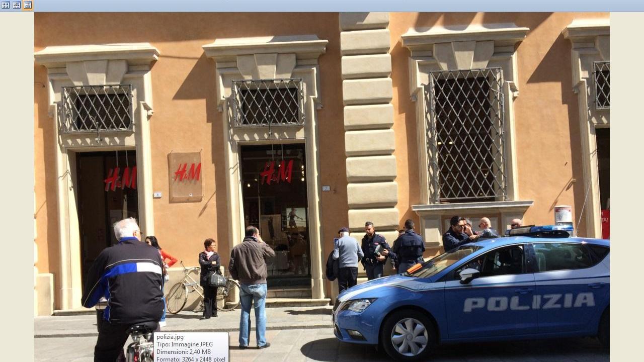 Rubano vestiti da H&M per 270 euro, presi dalla polizia