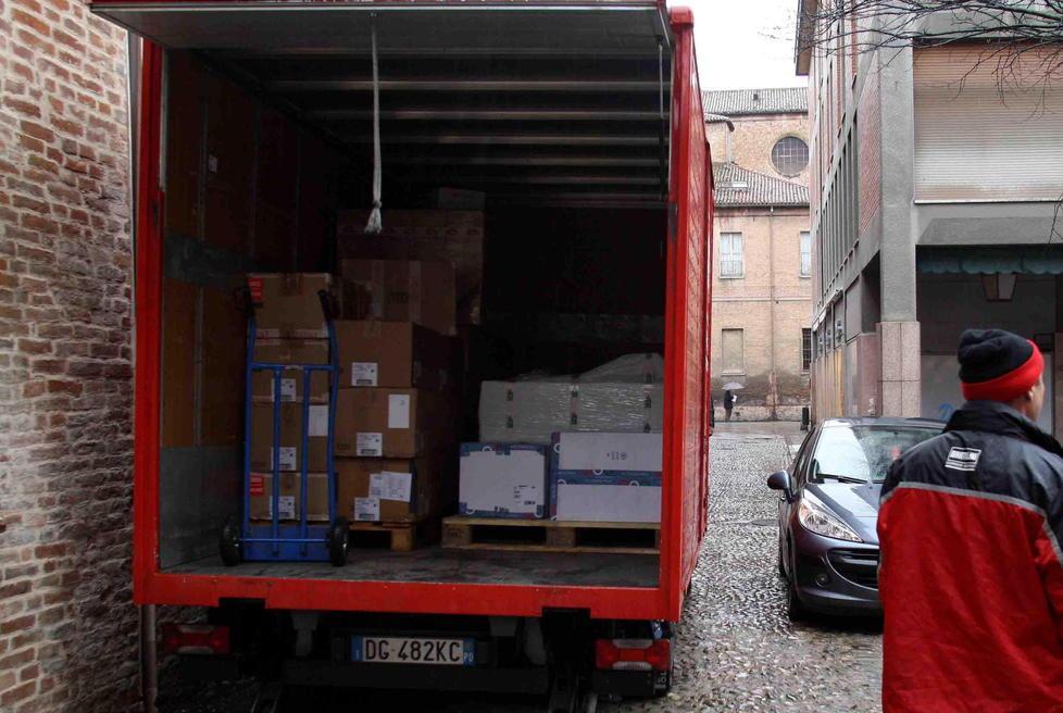 Corriere rapinato e rinchiuso nel furgone 