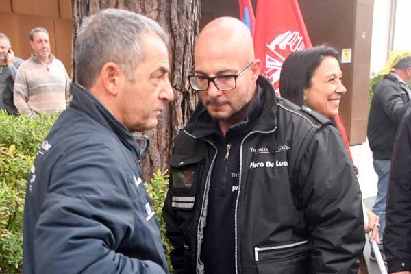 Operai licenziati si incatenano davanti agli ex Nca 