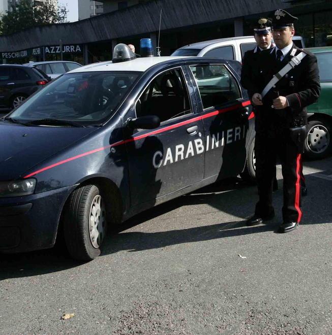Perseguita i vicini lanciando escrementi 