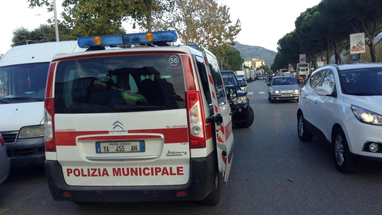 Un mezzo della Polizia municipale di Prato