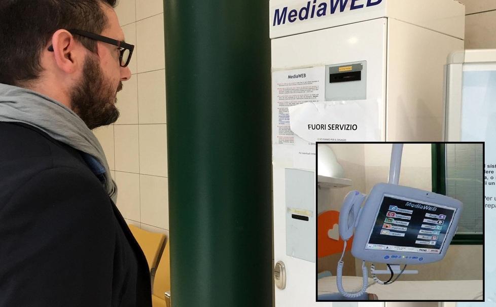 La macchinetta che distribuiva le tessere e a destra uno dei monitor installati all’ospedale San Giuseppe
