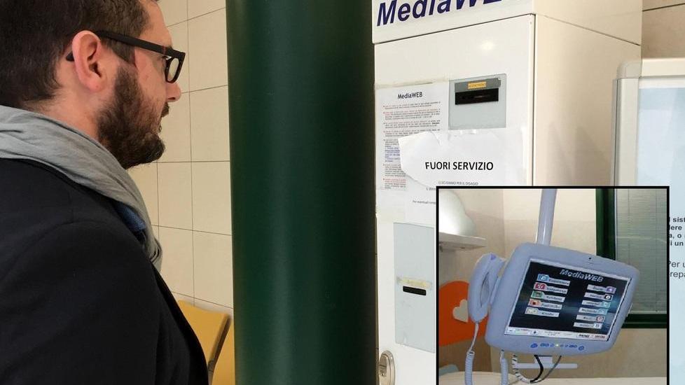La macchinetta che distribuiva le tessere e a destra uno dei monitor installati all’ospedale San Giuseppe