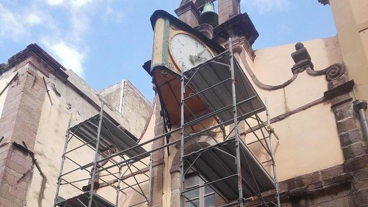 Il ponteggio per il restauro dell'antico orologio