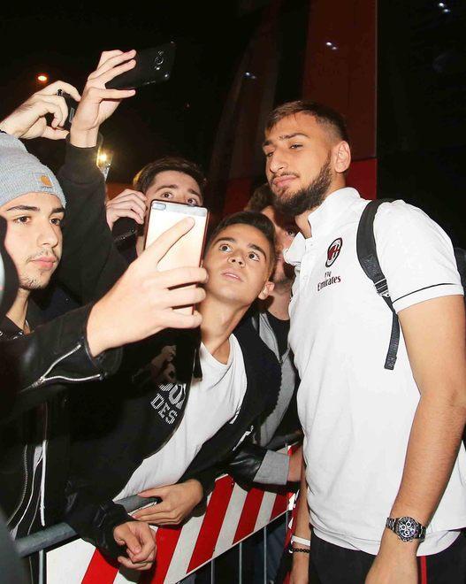 Milan, l’entusiasmo dei tifosi reggiani all’arrivo della squadra 