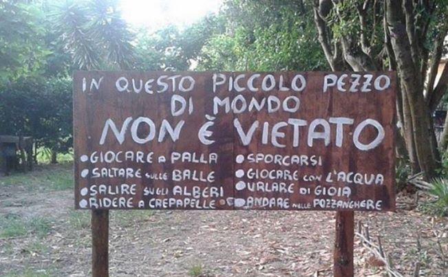 L'ingresso di un asilo nel bosco