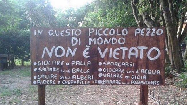 L'ingresso di un asilo nel bosco