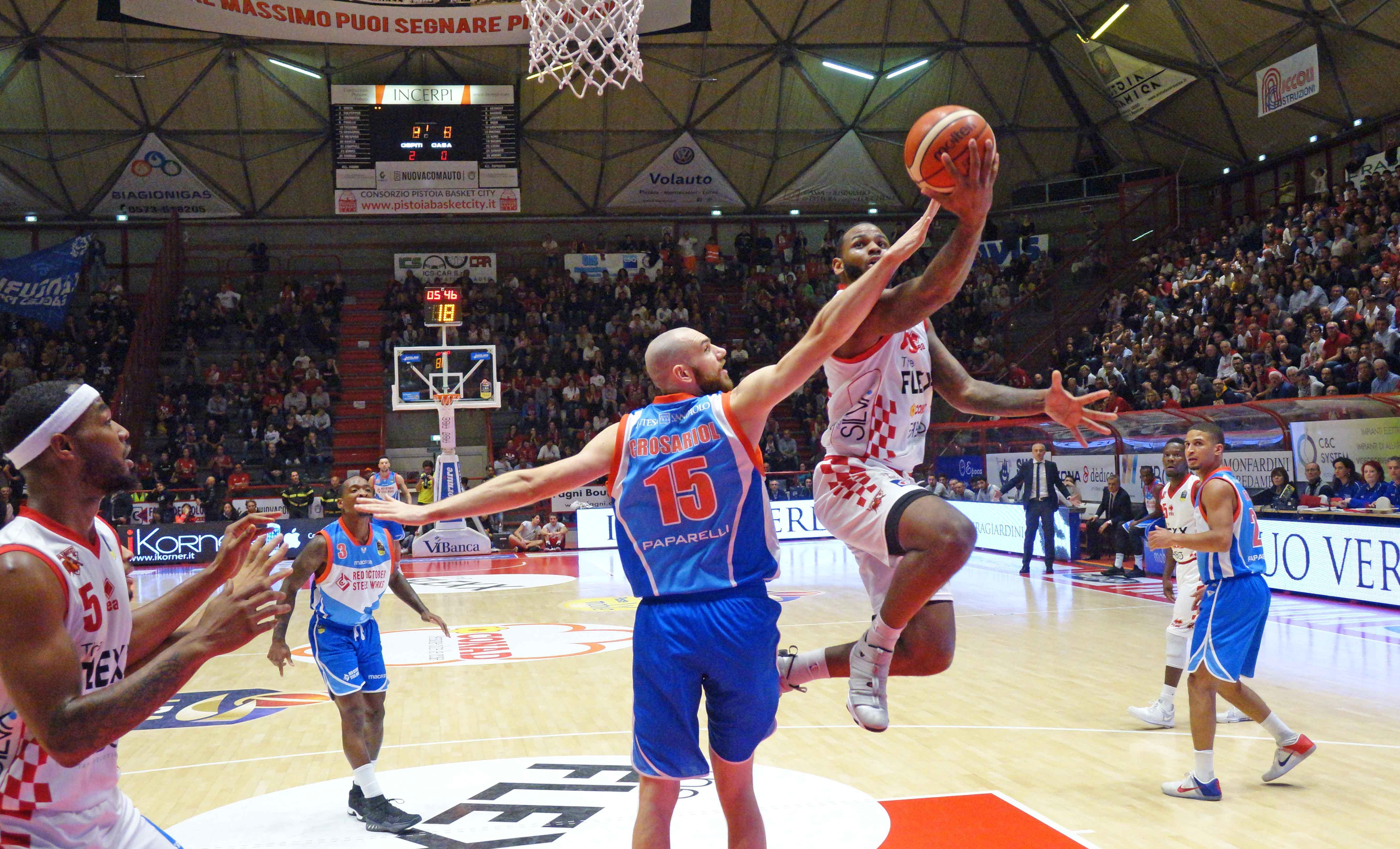 Gordon contrastato dall'ex Crosariol (foto Gori)