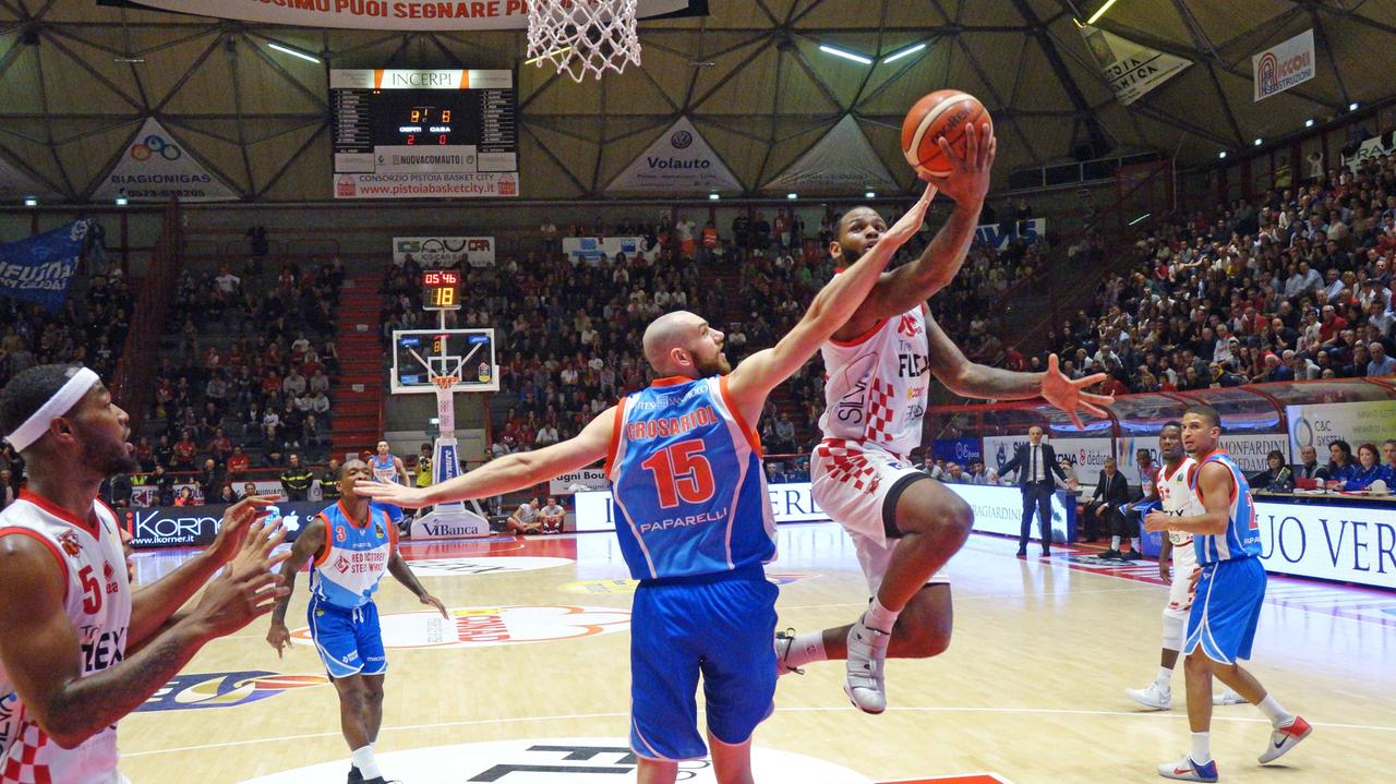 Gordon contrastato dall'ex Crosariol (foto Gori)