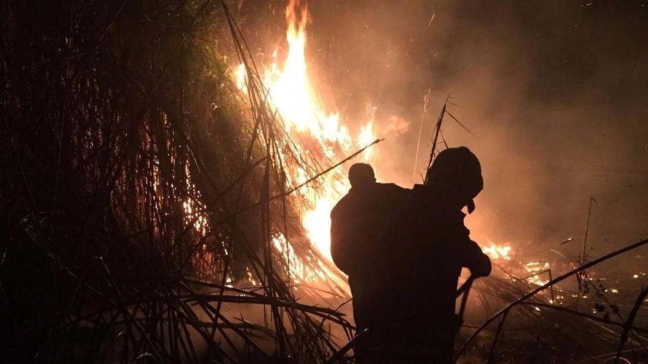 Incendio minaccia la chiesa Intervengono i vigili del fuoco