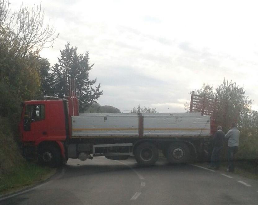 Camion di traverso sulla provinciale