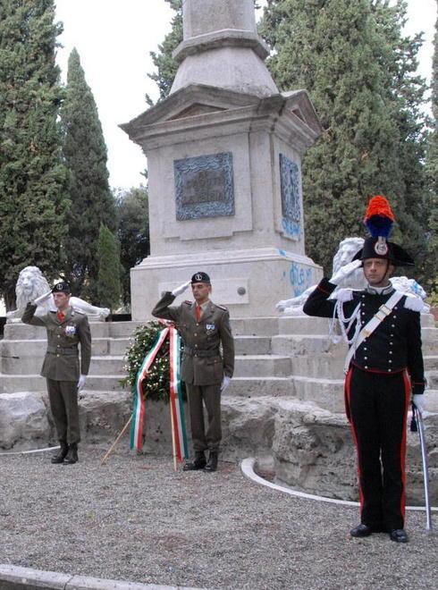 Corone per ricordare il sacrificio dei militari nel giorno di festa 