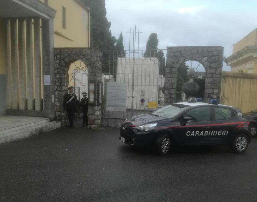 Rubano borsa in un’auto arrestati dai carabinieri
