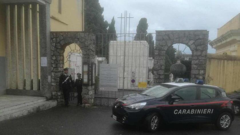Rubano borsa in un’auto arrestati dai carabinieri
