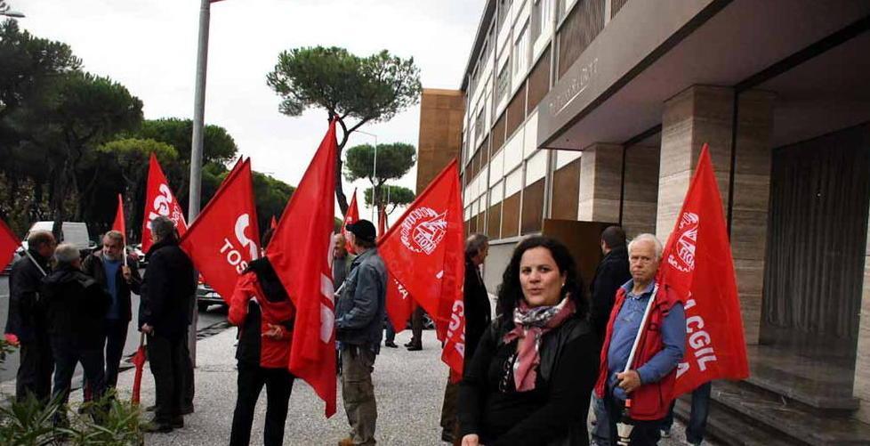 Si incatenano allo stabilimento i licenziati di Nca 
