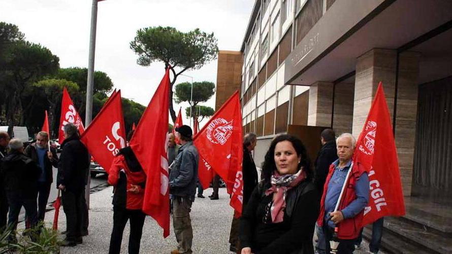 Si incatenano allo stabilimento i licenziati di Nca