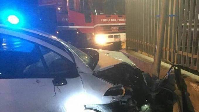Auto contro semaforo per evitare camion: ferite quattro giovani