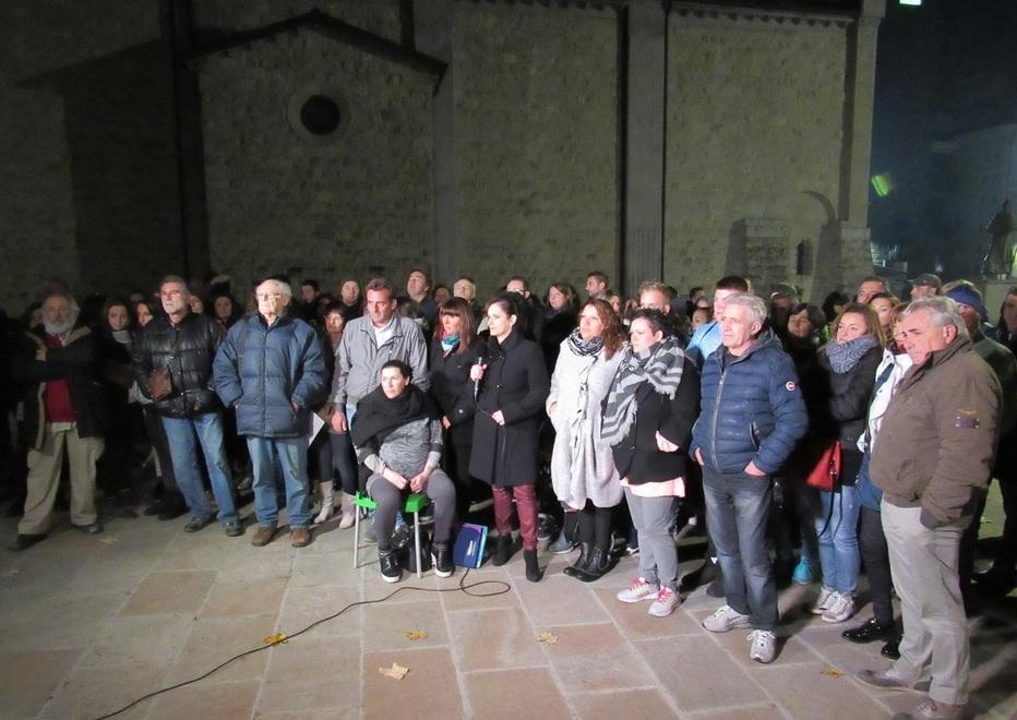 Punto nascite, in 150 per la protesta davanti a telecamere 