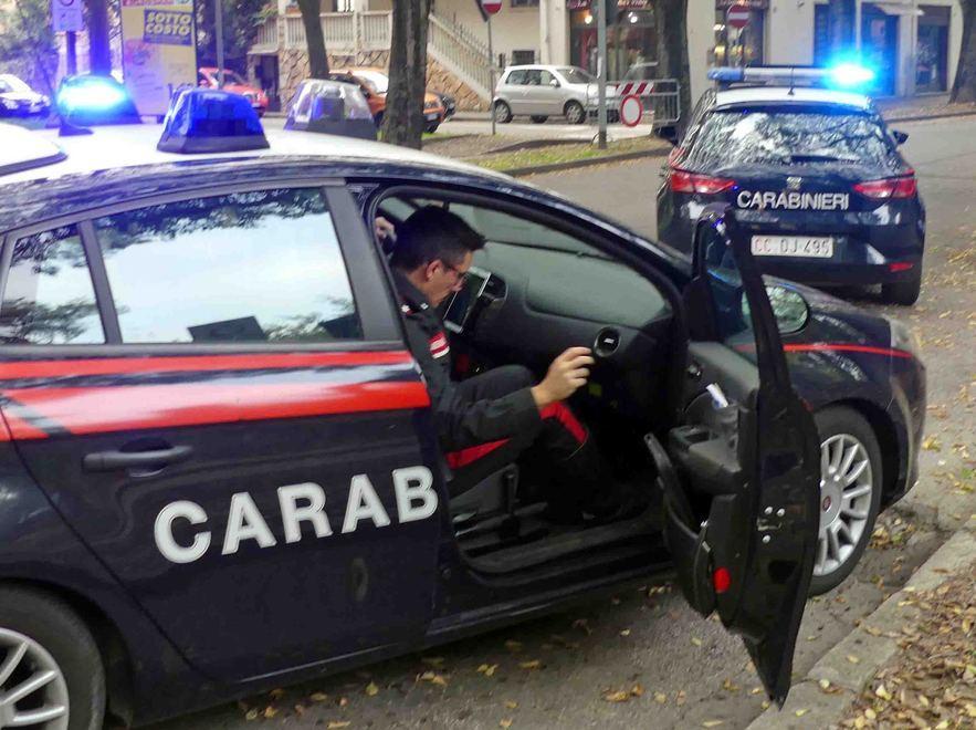Razziano oro e preziosi di notte 