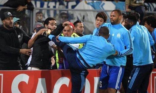 Evra, calcio a un tifoso stile Cantona