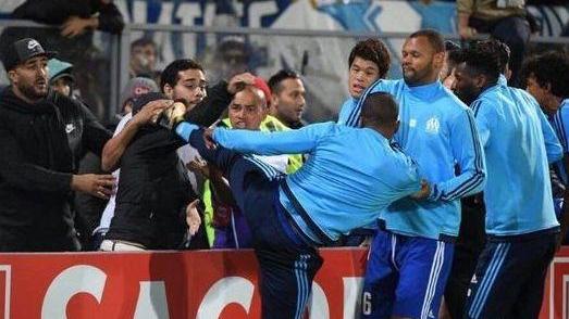 Evra, calcio a un tifoso stile Cantona