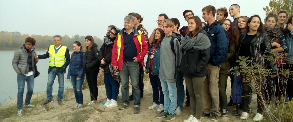 Studenti in golena per visitare le cave della ditta Bacchi