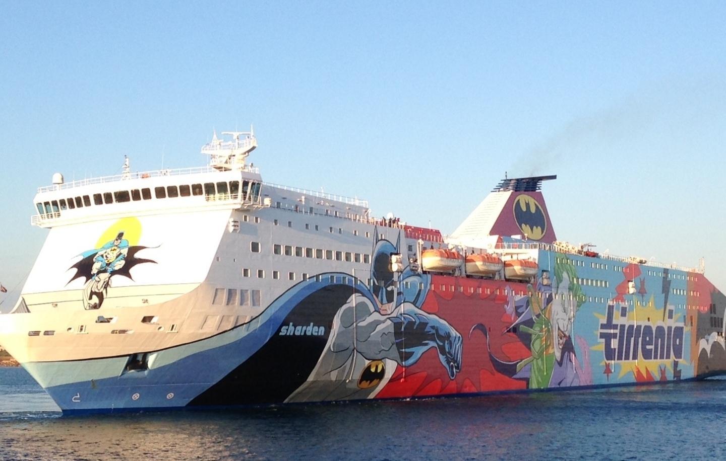 Camion frigo a fuoco, emergenza a bordo 