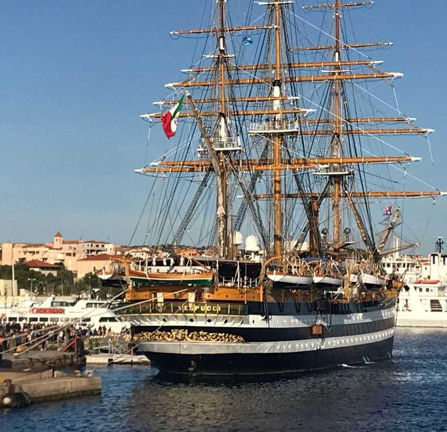 Arriva la Vespucci in fila per ammirare la regina dei mari 
