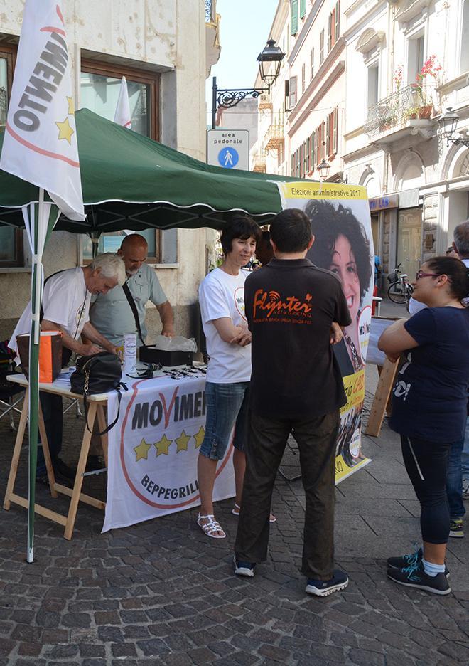 Politica in piazza, il M5S: «Via la tassa del suolo pubblico» 