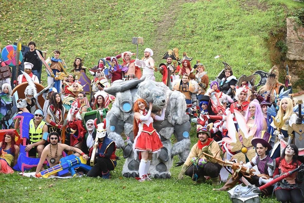 Una foto di gruppo dei cosplayer (Foto Sernacchioli)