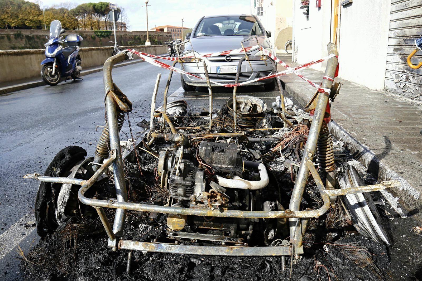 Auto distrutta dalle fiamme sugli scali delle Cantine