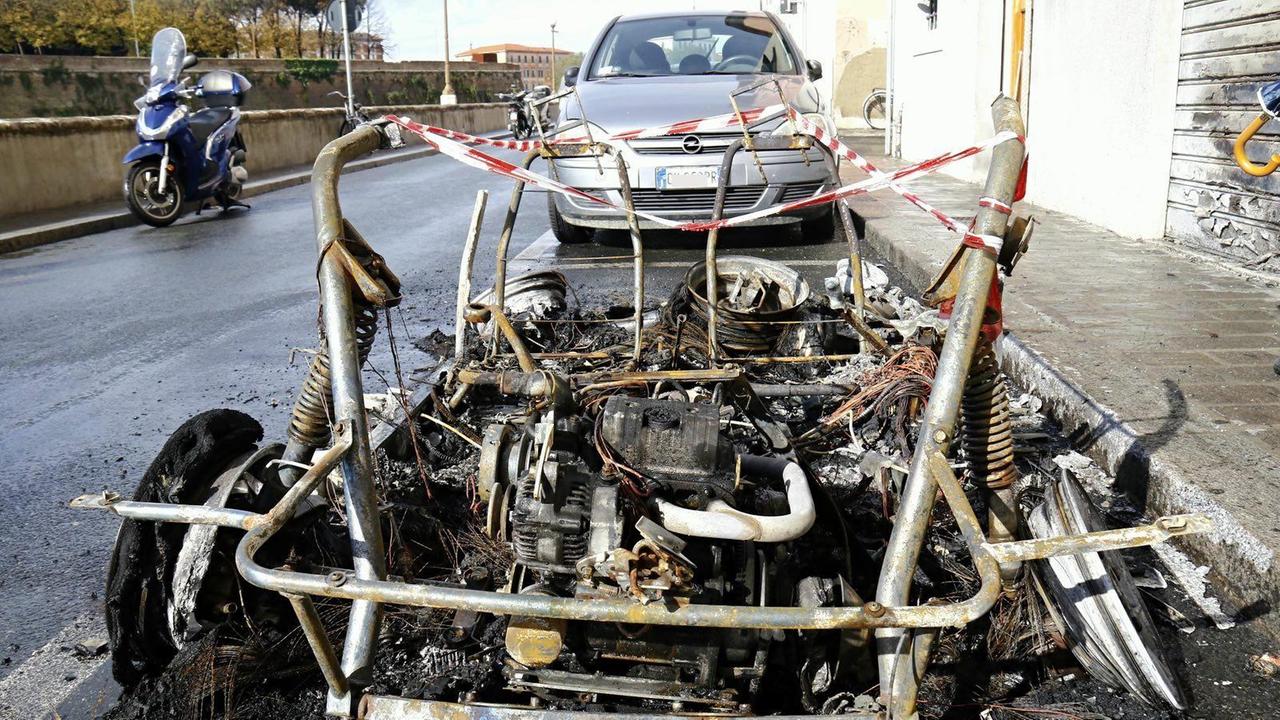 Auto distrutta dalle fiamme sugli scali delle Cantine