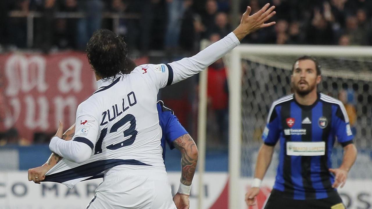 Zullo, autore del pareggio, durante una fase di gioco della partita (foto Fabio Muzzi)