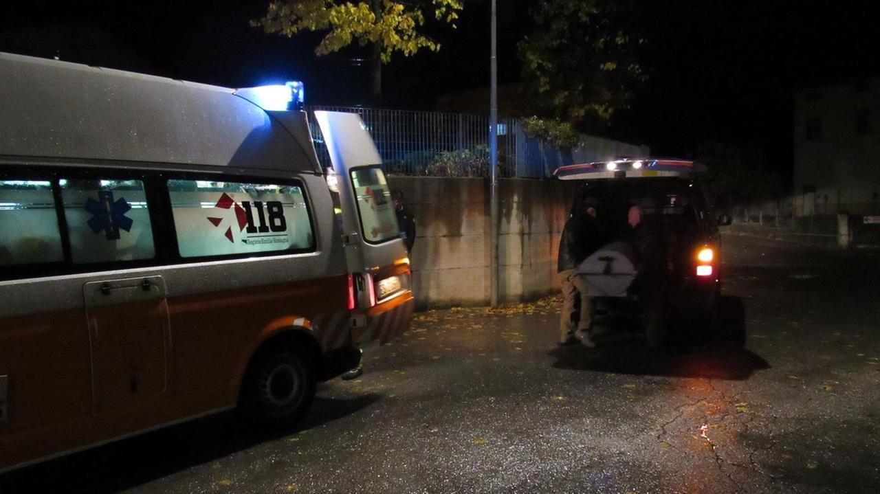 L'ambulanza e il furgone coinvolto nell'incidente mortale