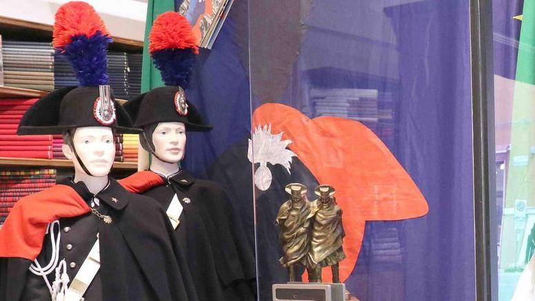 In vetrina i simboli dei Carabinieri