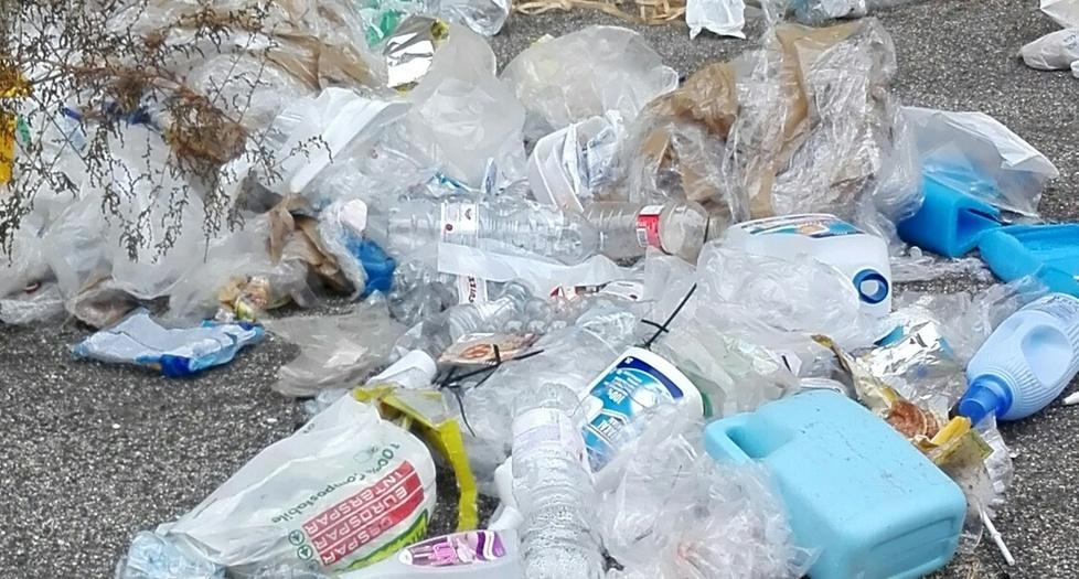 Anche a Pontelagoscuro angoli con rifiuti per strada