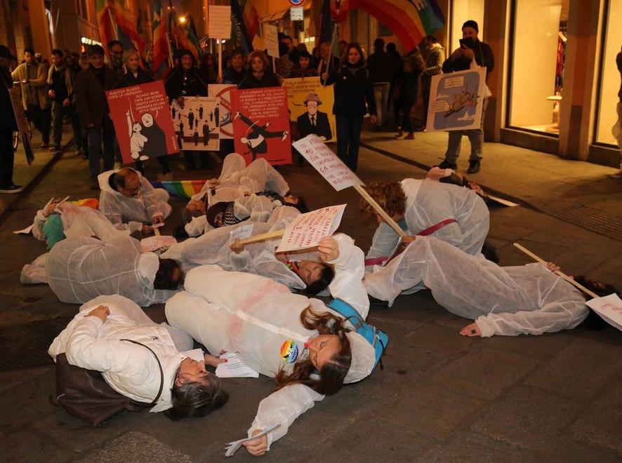 Morti per finta contro le guerre 