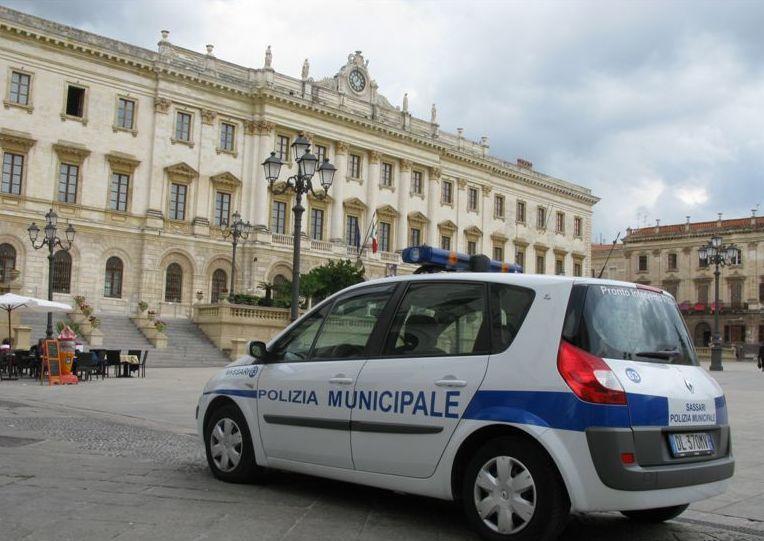Sassari, sfrecciano in moto in piazza d'Italia tra i bambini in festa per Halloween 