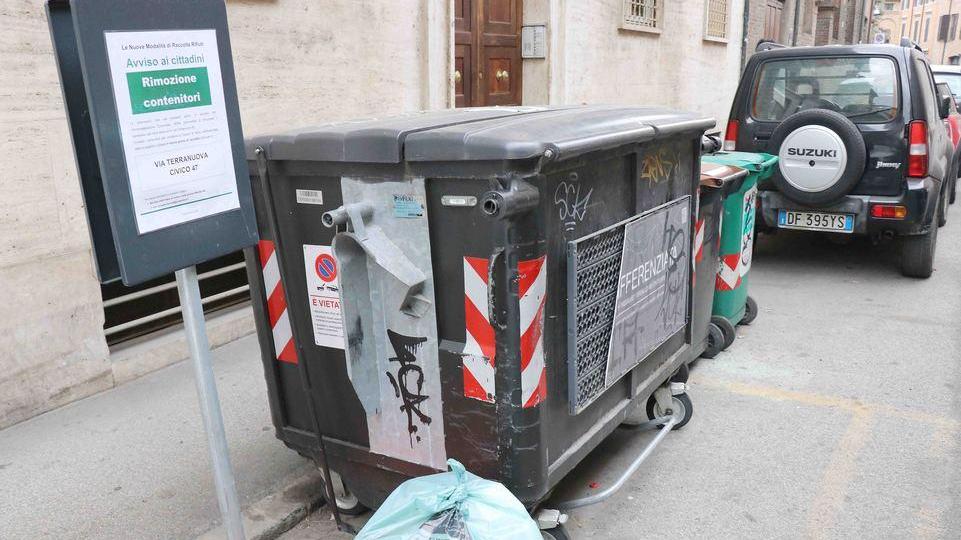 Sacchi neri a terra in centro a Ferrara. Hera: non li raccogliamo